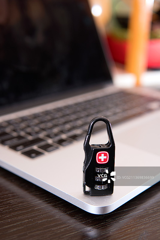 安全锁在笔记本电脑上图片素材