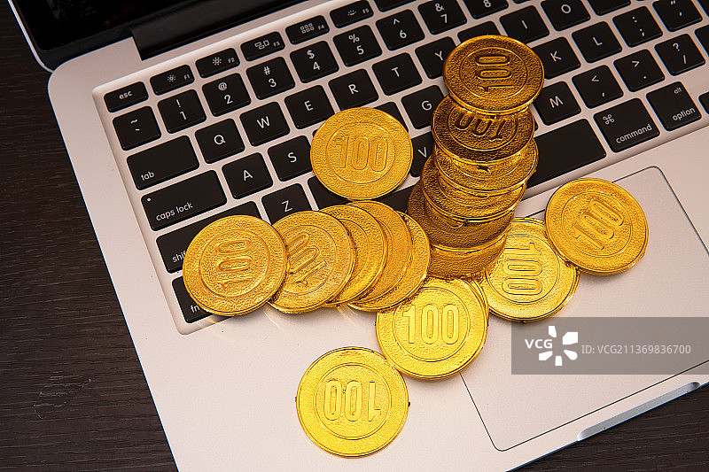 金币在笔记本电脑上面图片素材