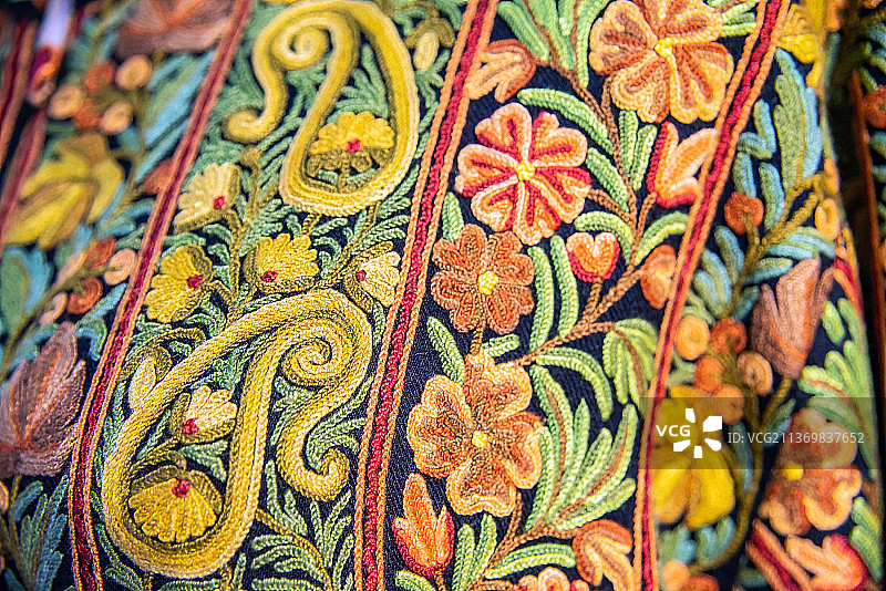 美丽的手工波斯编织服装，波斯地毯编织花纹图片素材