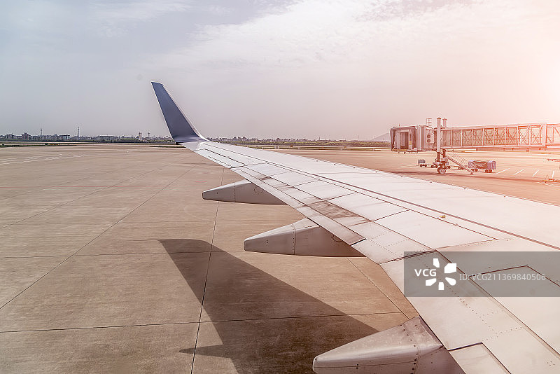 机场停机坪机翼图片素材