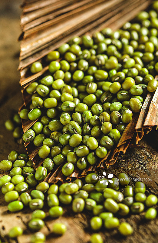 竹篮里的绿豆图片素材