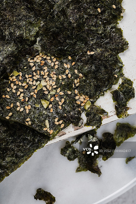 白色托盘上的海苔图片素材