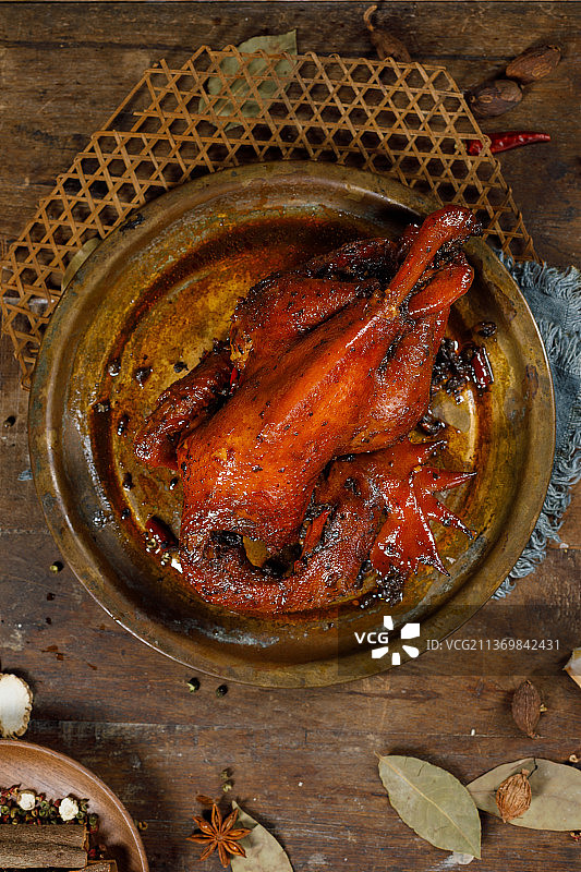桌子上的一只烤鸡图片素材