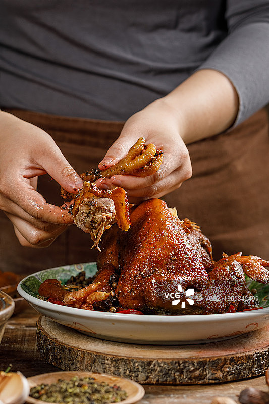 一个人在撕烤鸡图片素材