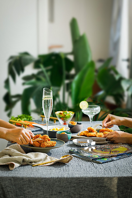 两个在吃西餐图片素材