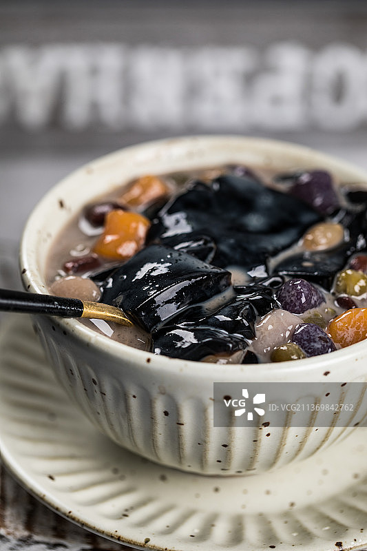 一碗芋圆奶茶红豆烧仙草图片素材