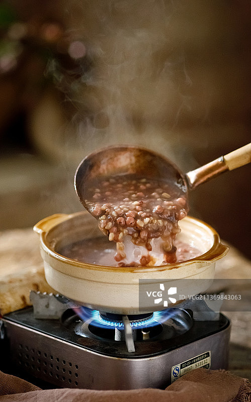 熬制一份热乎乎的红豆粥图片素材