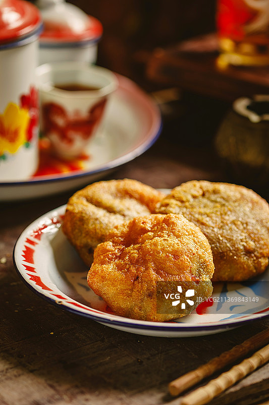 盘子里美味的油炸糕图片素材