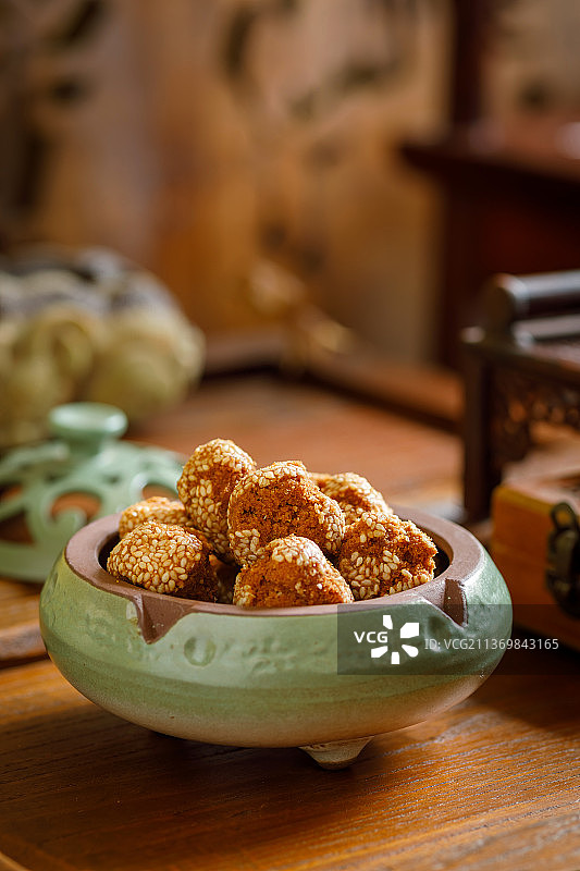 盘子里的开口笑图片素材