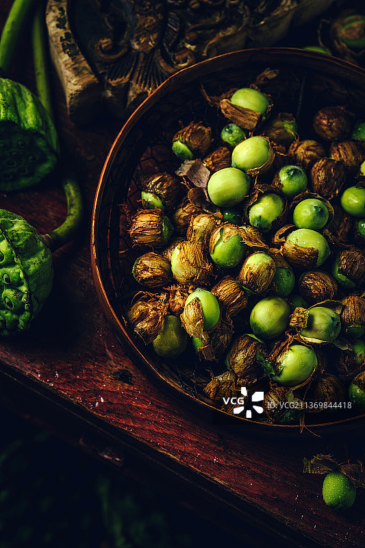 放在篮子里的山核桃图片素材