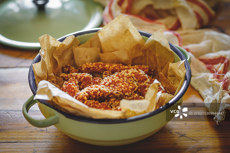 放在盘子中的雪花鸡柳图片素材