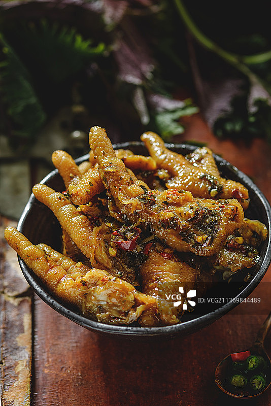 放在碗里的麻辣鸡爪图片素材