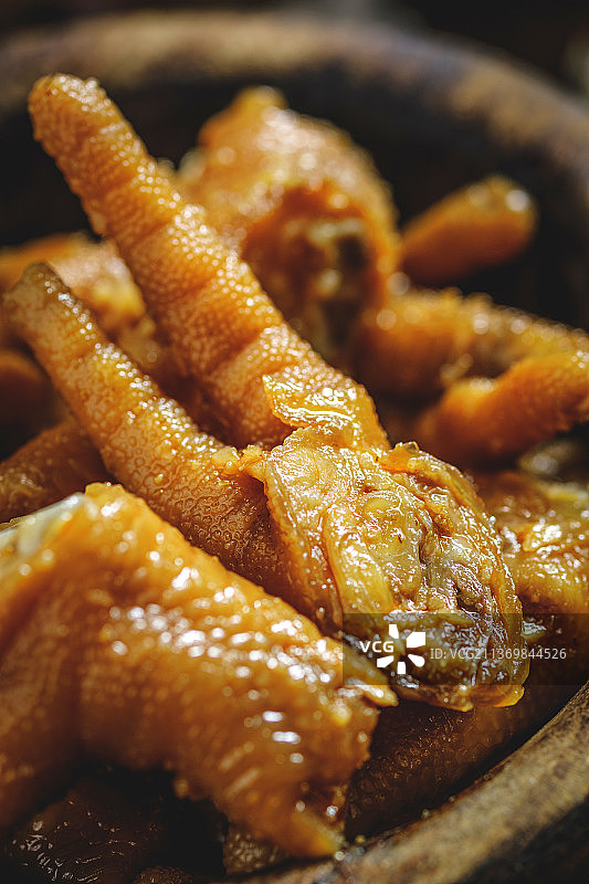 放在碗里的麻辣鸡爪图片素材