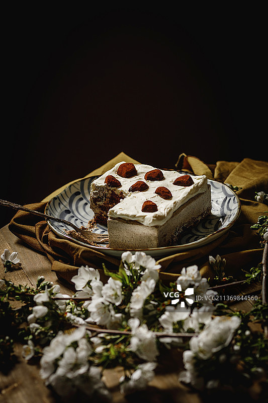 放在盘中的蛋糕图片素材