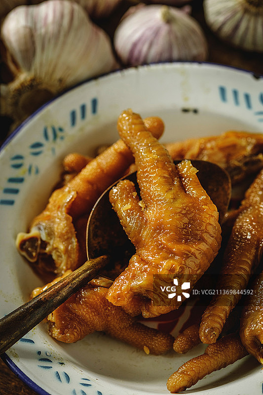 放在碗里的红烧鸡爪图片素材