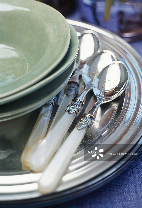 一摞盘子和勺子图片素材