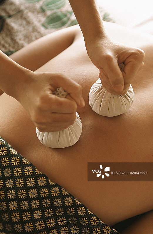 用热石按摩的女人图片素材