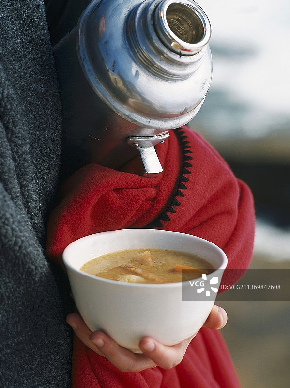 手捧一碗汤图片素材