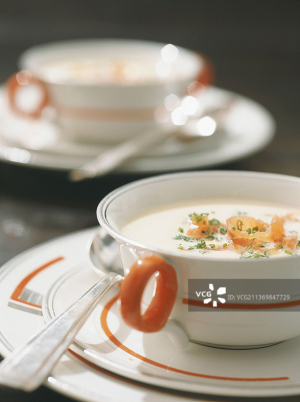 烟熏三文鱼奶油芦笋汤图片素材