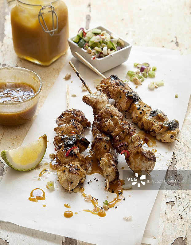 咸焦糖酱鸡肉串图片素材