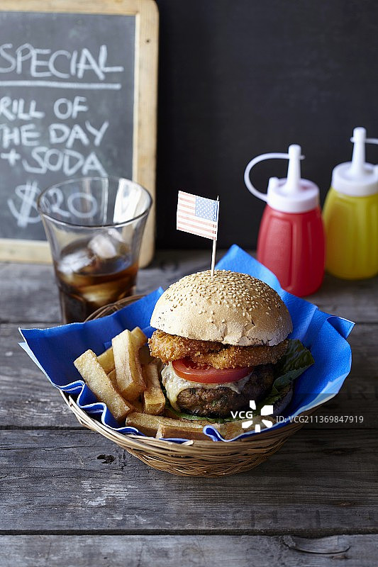 洋葱圈、薯条和可乐芝士汉堡（美国）图片素材