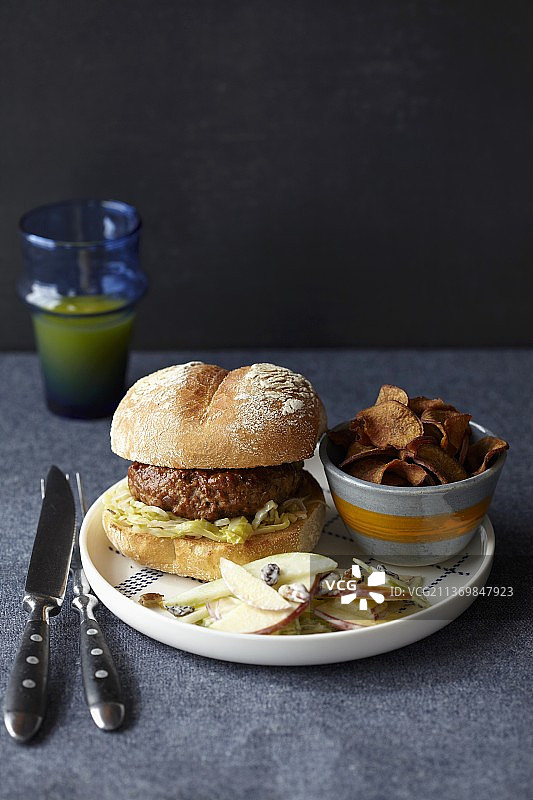 配华尔道夫沙拉和薯片的汉堡包图片素材