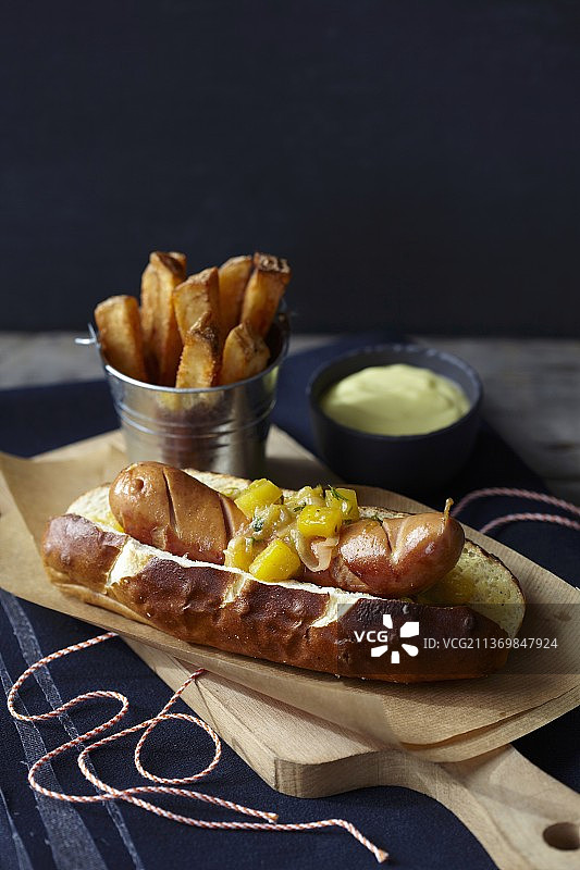 咖喱香肠配芒果酸辣酱图片素材