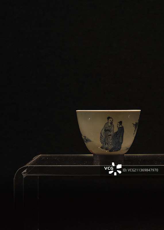 中国古代瓷器，清，康熙款青花人物三羊纹瓷杯图片素材