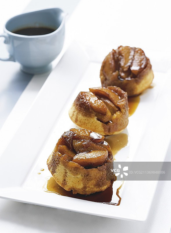 浸泡在卡尔瓦多斯酱中的苹果松饼图片素材