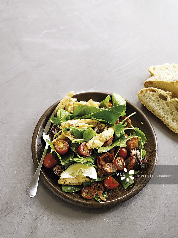 菠菜沙拉配番茄和火鸡肉条图片素材