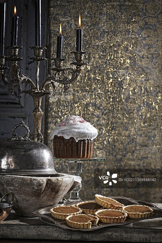 奶油馅饼和糖霜海绵蛋糕图片素材