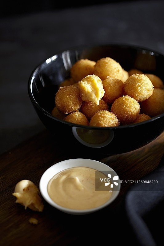 松露奶酪炸丸子配蒜泥蛋黄酱图片素材