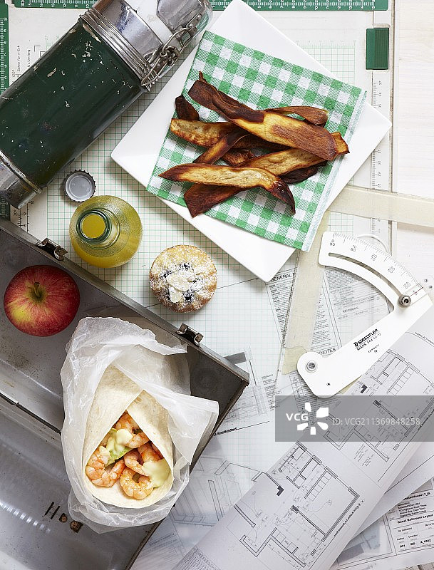 鲜虾蒜泥卷饼、蔬菜脆片和蓝莓蛋糕图片素材