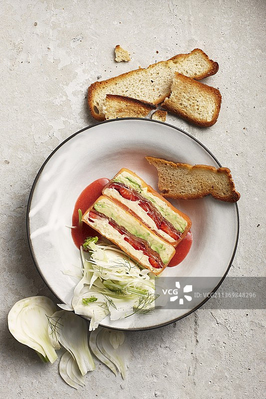 茴香草莓熏鳟鱼冻糕图片素材