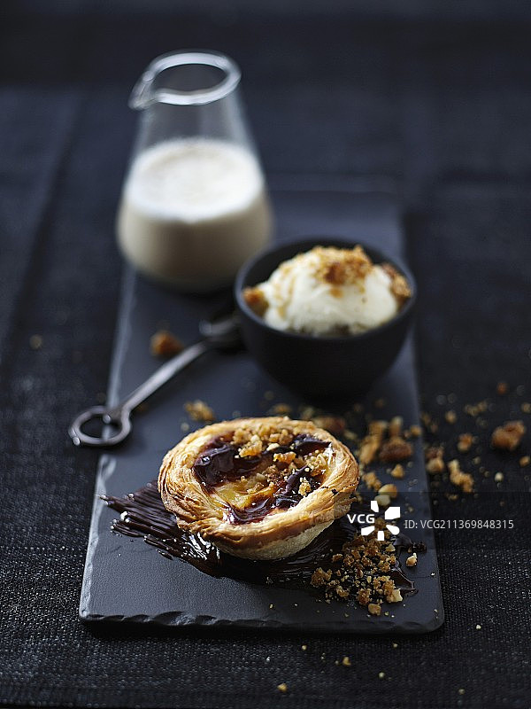 葡式蛋挞配甘纳许、杏仁脆、香草冰淇淋和印度奶茶图片素材
