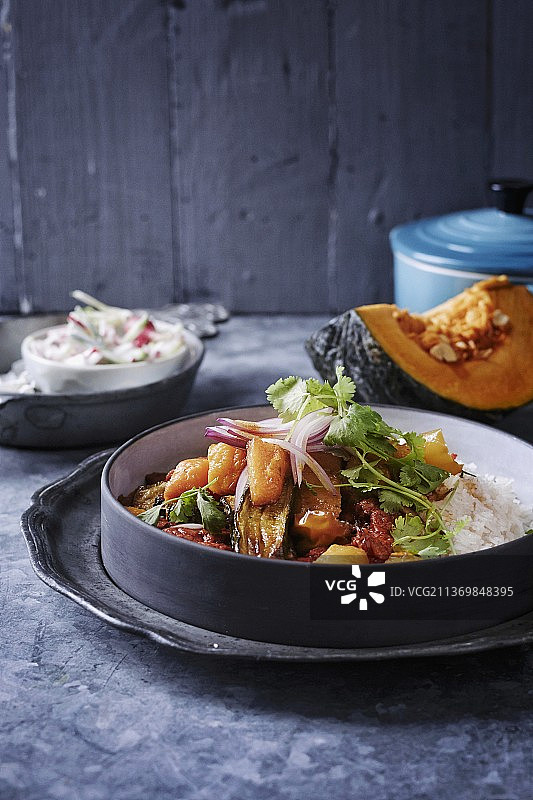 蒂卡马萨拉咖喱配烤蔬菜、黄瓜和萝卜雷塔图片素材