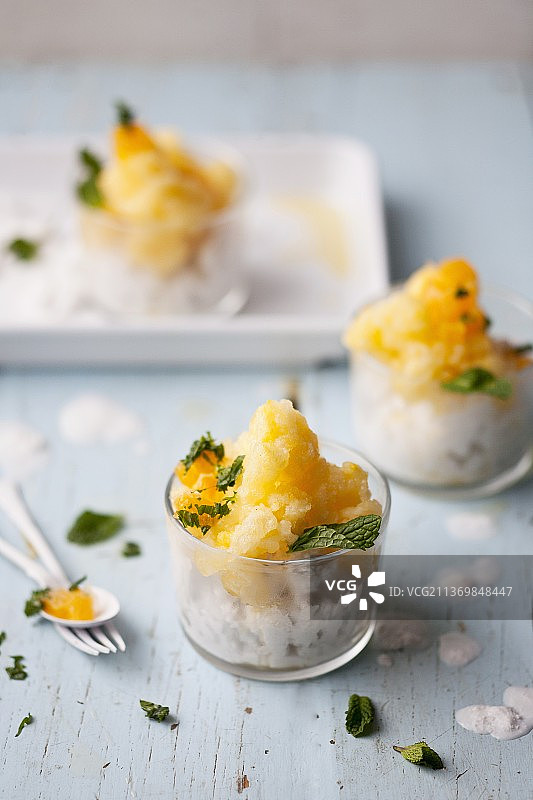 椰子橙色冰沙配新鲜薄荷图片素材