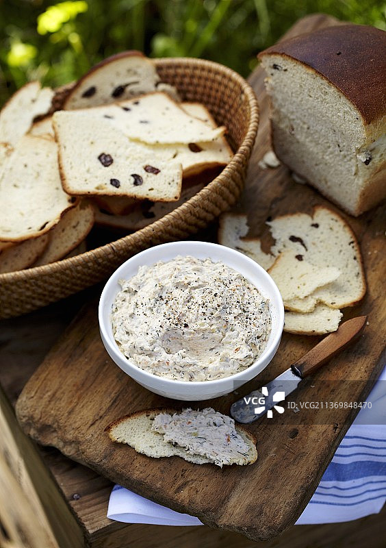 烟熏鱼酱配葡萄干面包片图片素材