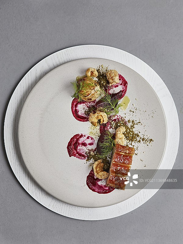 猪肉配土豆泡沫和扎塔图片素材