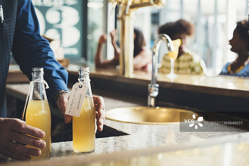 南非约翰内斯堡马铃薯棚餐厅的瓶装鸡尾酒图片素材