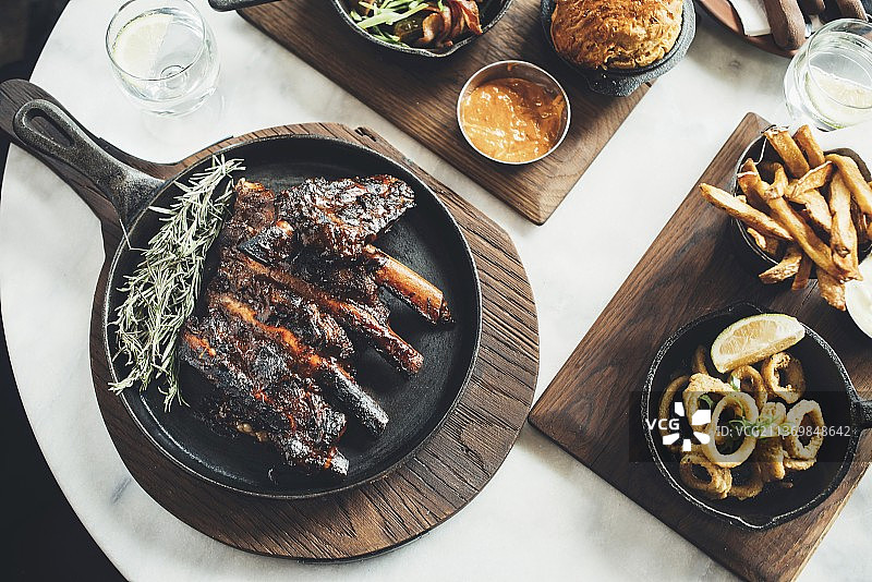 Potato Shed餐厅的腌制牛肋骨和鱿鱼圈（南非约翰内斯堡）图片素材