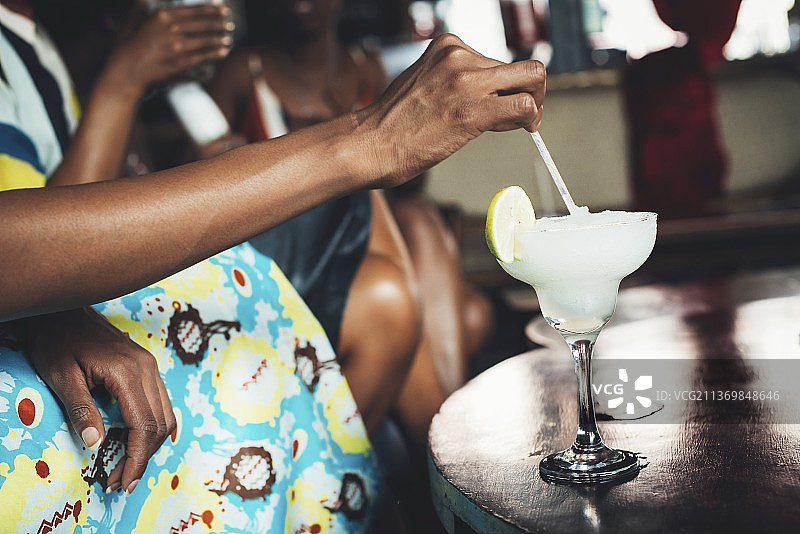 在Potato Shed餐厅（南非约翰内斯堡）享用鸡尾酒的黑皮肤人群图片素材