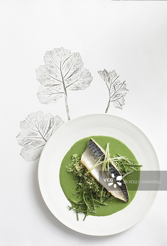 烤箱烤鱼配豆瓣菜奶油图片素材