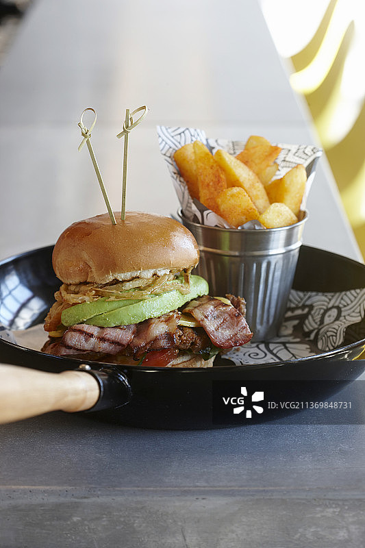 牛油果培根汉堡配金属容器装薯条图片素材