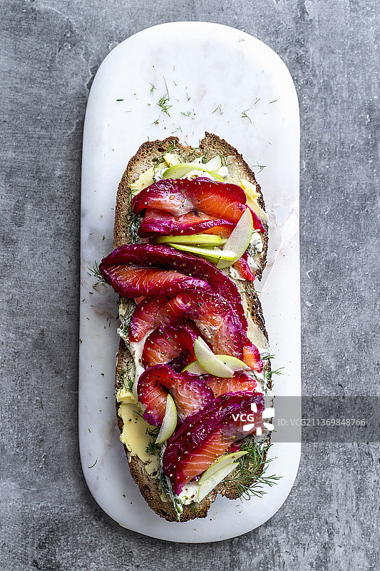 三文鱼甜菜开放式三明治图片素材