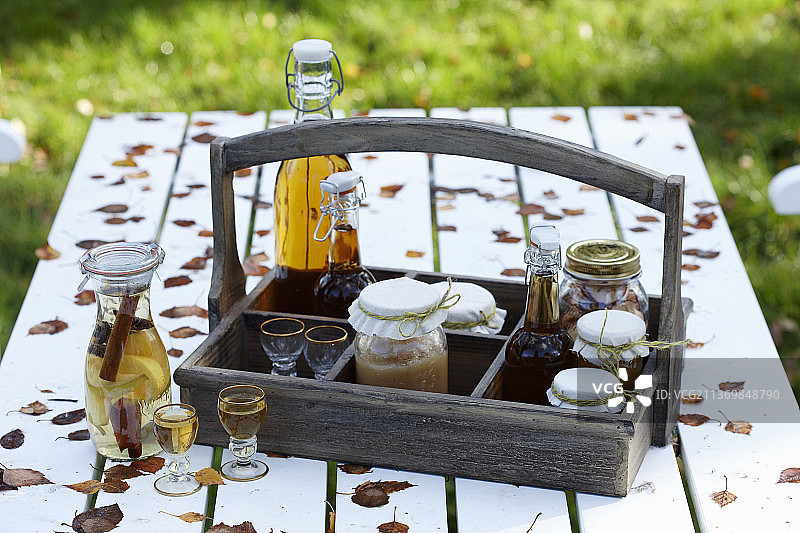 装满苹果果酱、苹果烧酒、苹果汁和苹果酒的木制瓶架图片素材