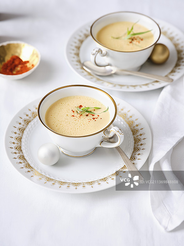挪威龙虾浓汤配红辣椒碎（圣诞节）图片素材