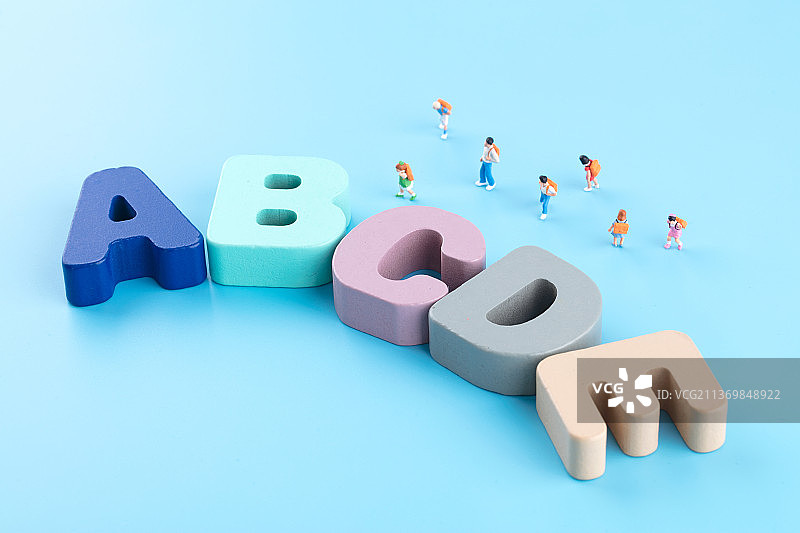 蓝色背景上英文字母和小学生图片素材