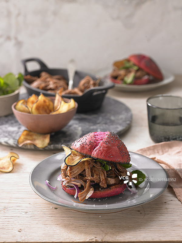 甜菜根面包里的手撕火鸡肉汉堡图片素材