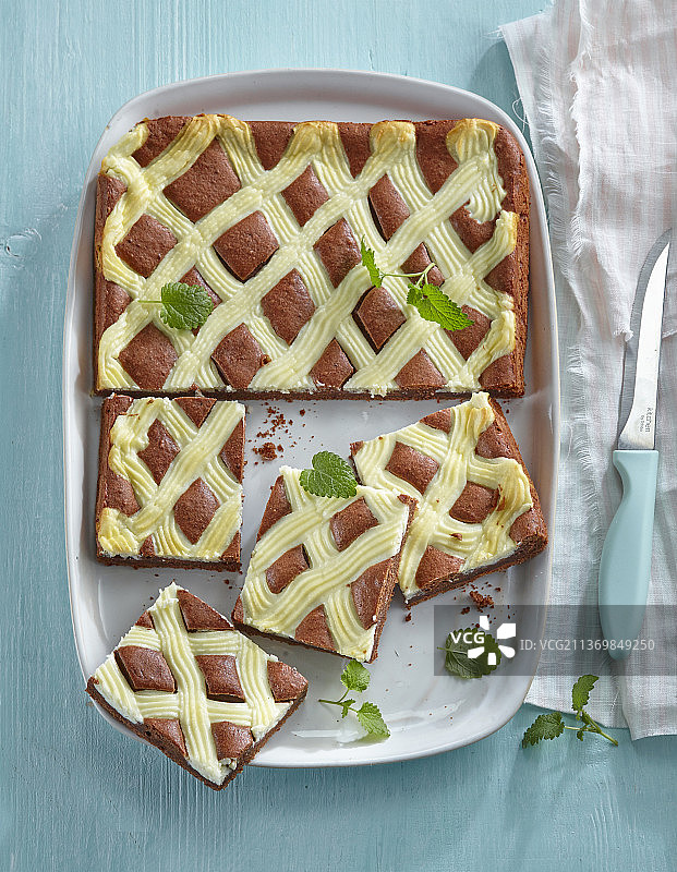 双色托盘蛋糕图片素材